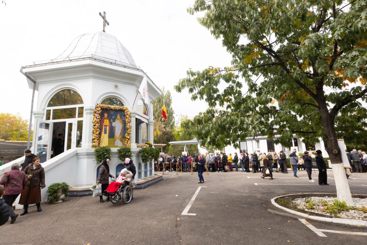 Evlavie către mai mulți sfinți la Parohia Cotroceni-Răzoare din Capitală 344549