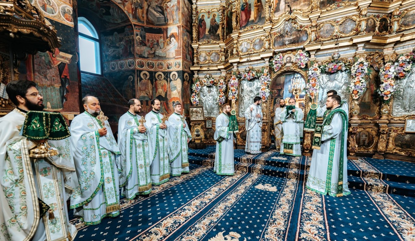 Ierarhii Eparhiei Romanului și Bacăului, în rugăciune la Catedrala Arhiepiscopală din Roman 344522