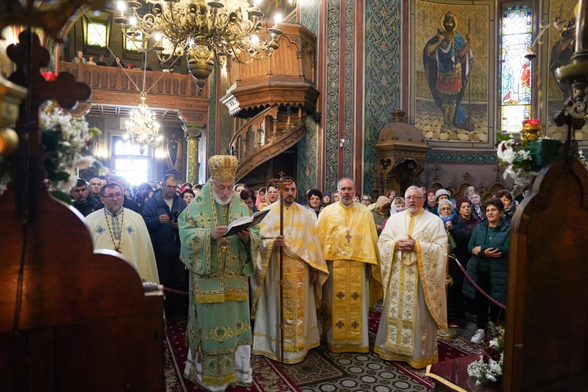Binecuvântare arhierească la Biserica „Sfânta Vineri” din Pitești 344674