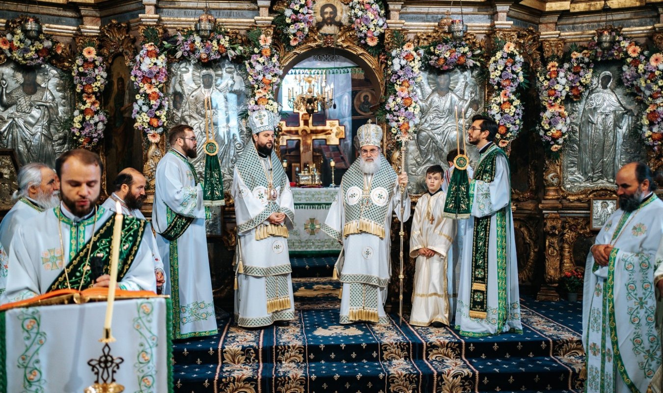 Catedrala Arhiepiscopală din Roman și-a sărbătorit ocrotitoarea 344655