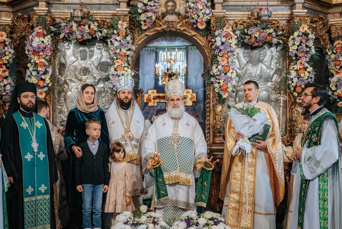 Catedrala Arhiepiscopală din Roman și-a sărbătorit ocrotitoarea 344656