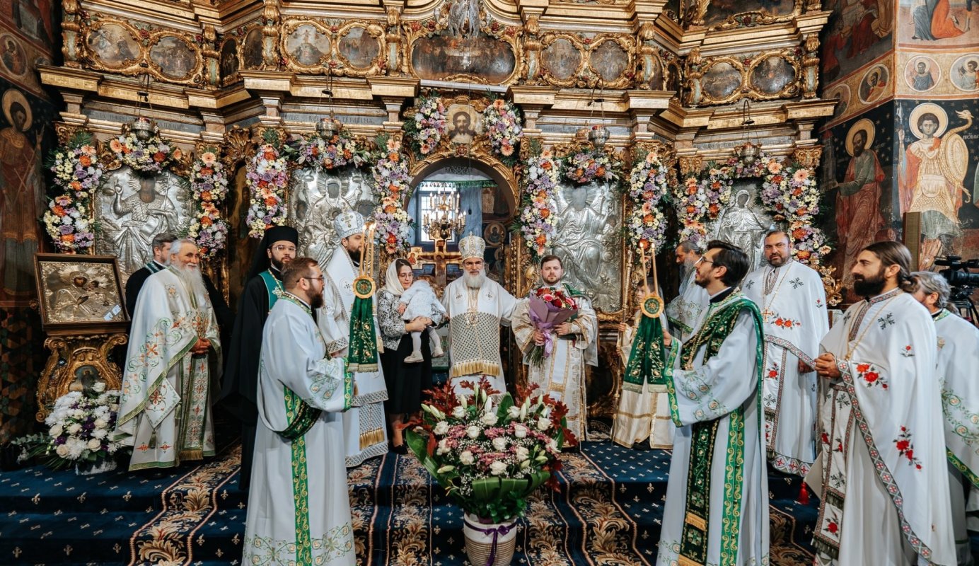 Catedrala Arhiepiscopală din Roman și-a sărbătorit ocrotitoarea 344657