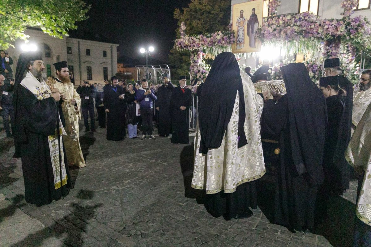 Moaștele Sfintei Cuvioase Parascheva au fost reașezate în Catedrala Mitropolitană din Iași 344720