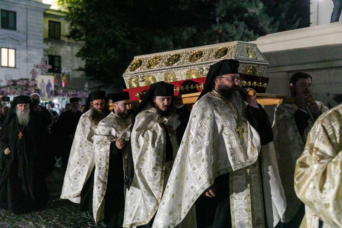 Moaștele Sfintei Cuvioase Parascheva au fost reașezate în Catedrala Mitropolitană din Iași 344724