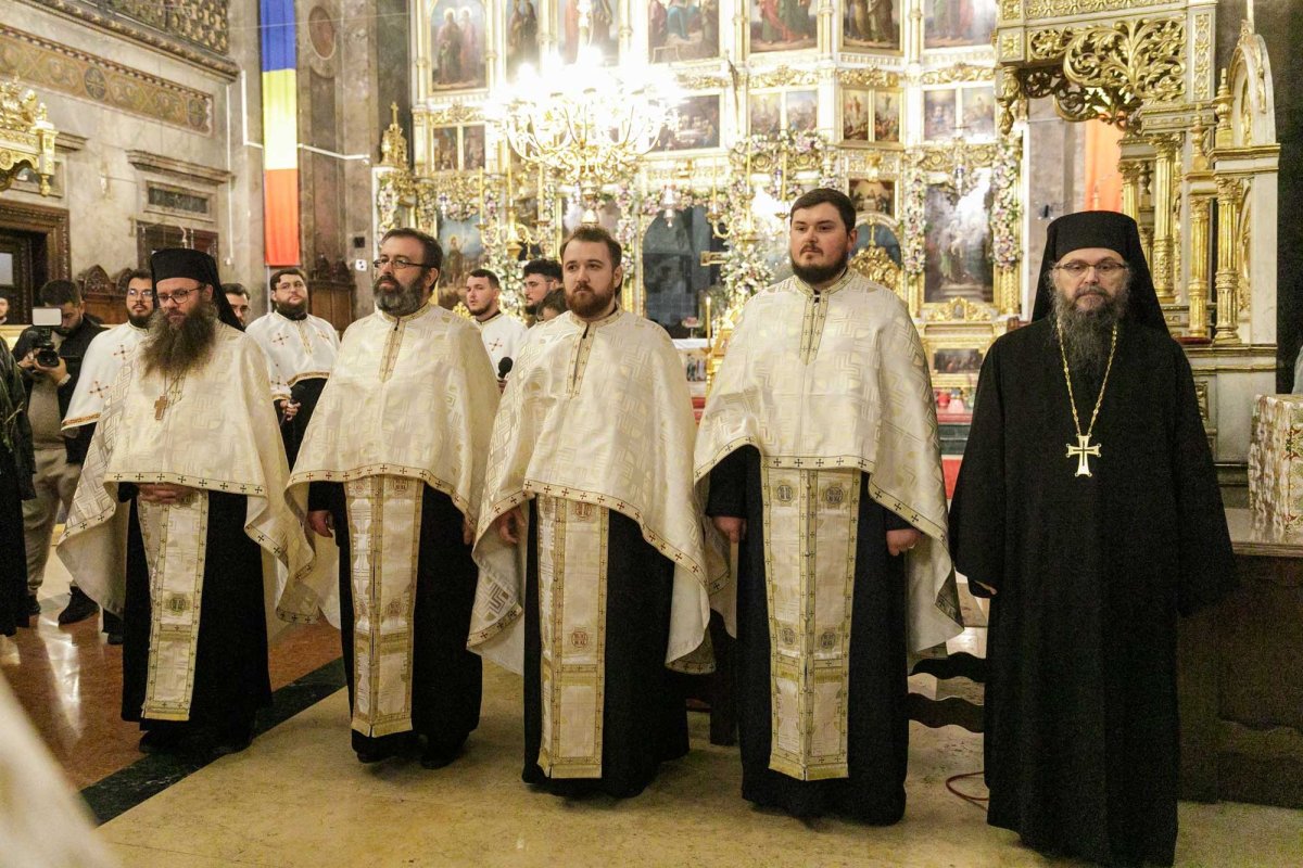 Moaștele Sfintei Cuvioase Parascheva au fost reașezate în Catedrala Mitropolitană din Iași 344734