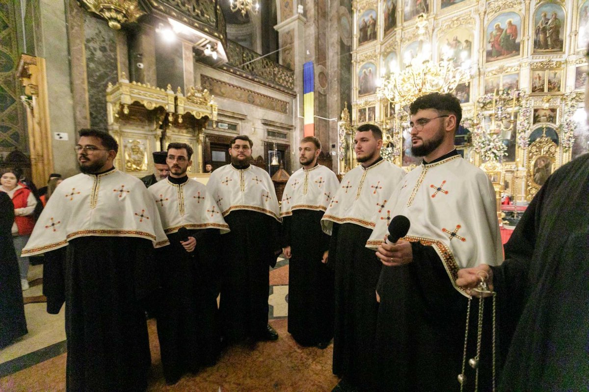 Moaștele Sfintei Cuvioase Parascheva au fost reașezate în Catedrala Mitropolitană din Iași 344735