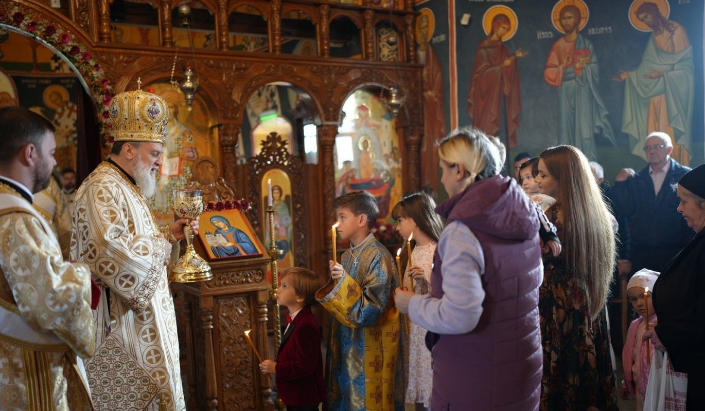 Popas de rugăciune la Biserica „Adormirea Maicii Domnului” din Gârbovi 344679