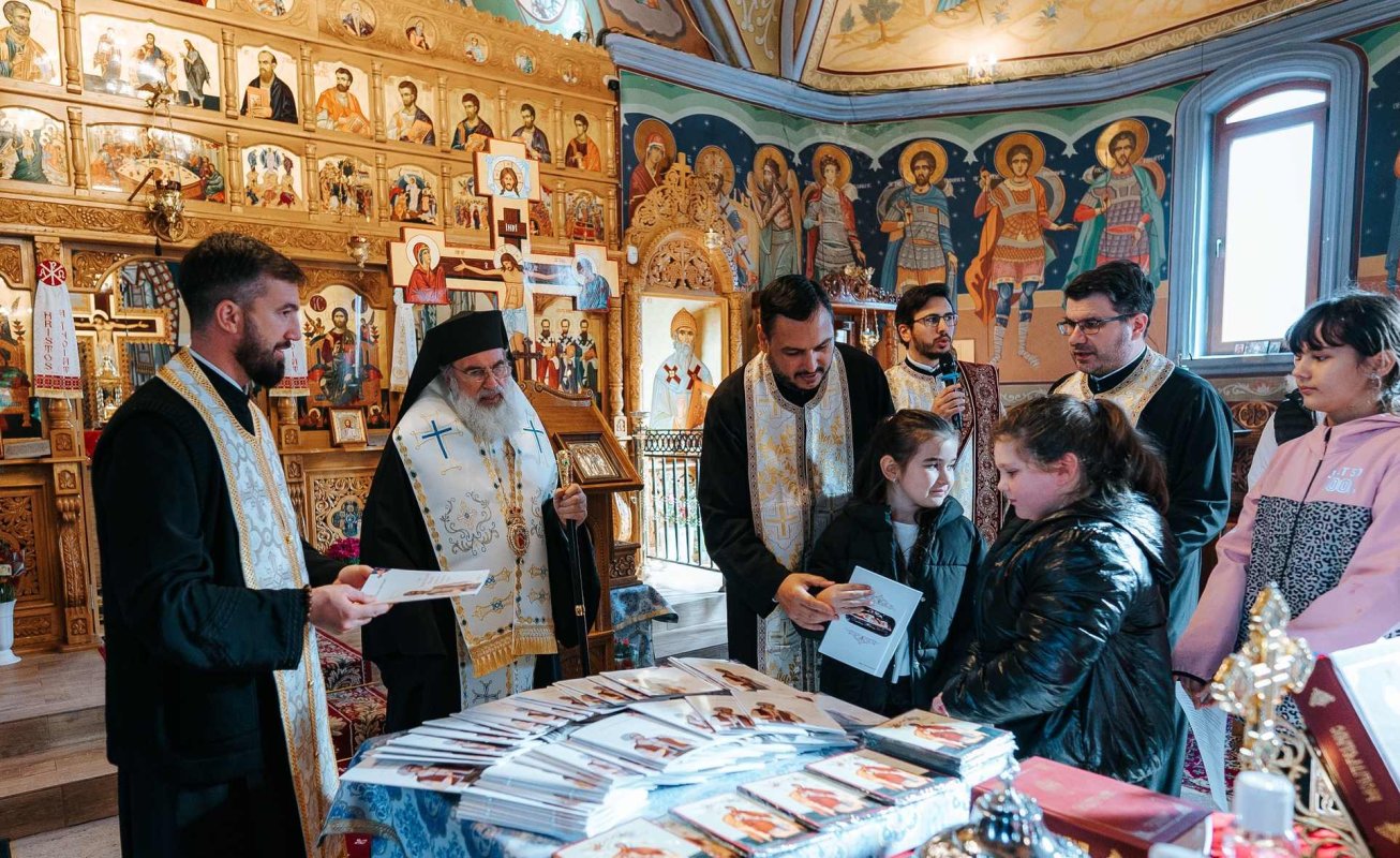 Binecuvântare arhierească la Biserica „Sfinţii Trei Ierarhi” din Bacău 344903