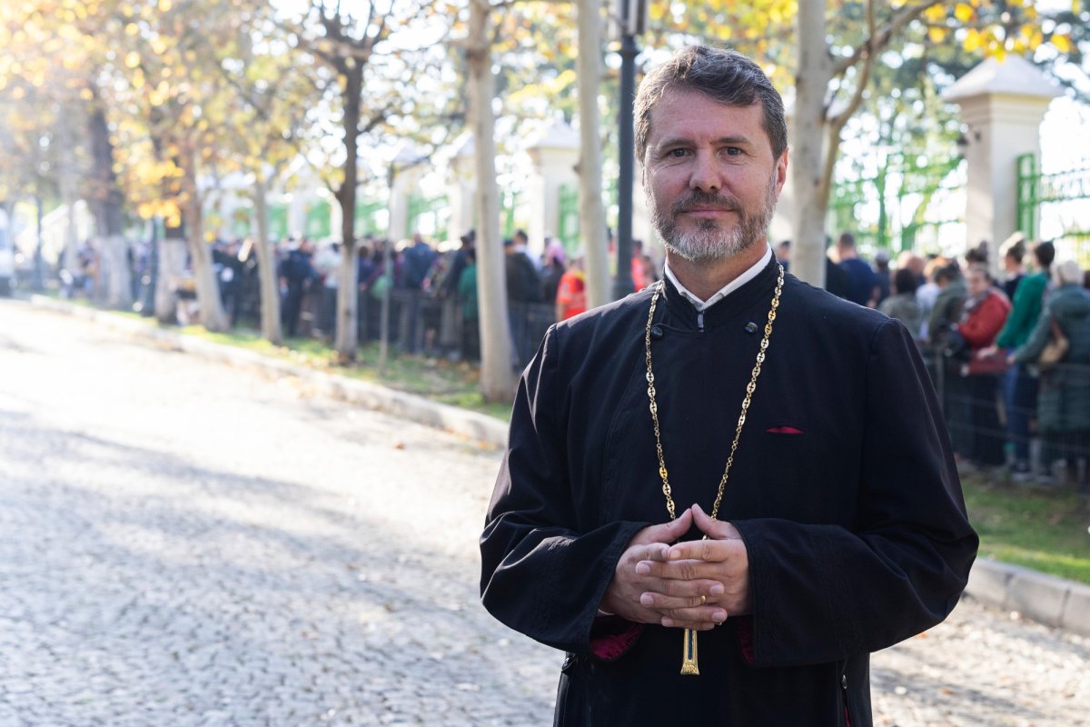 Primele pachete cu hrană pentru pelerinii prezenți pe Colina Bucuriei 345566