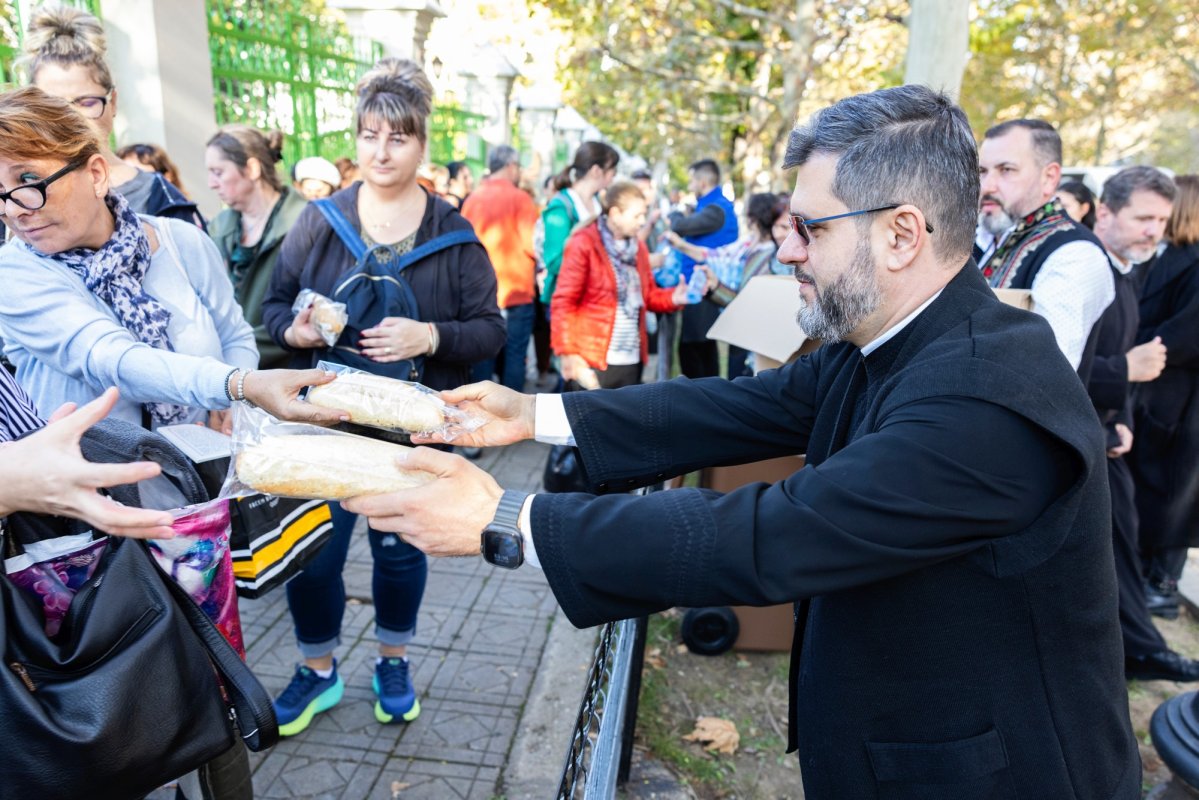 Primele pachete cu hrană pentru pelerinii prezenți pe Colina Bucuriei 345569