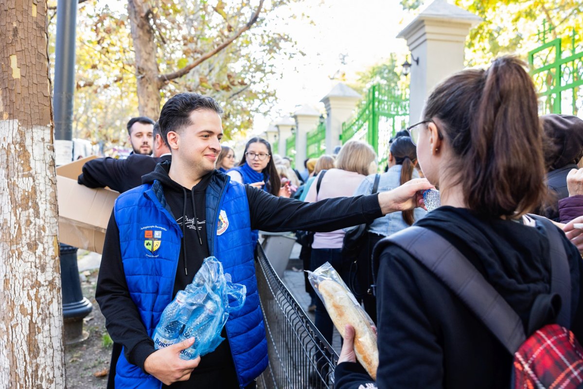 Primele pachete cu hrană pentru pelerinii prezenți pe Colina Bucuriei 345571