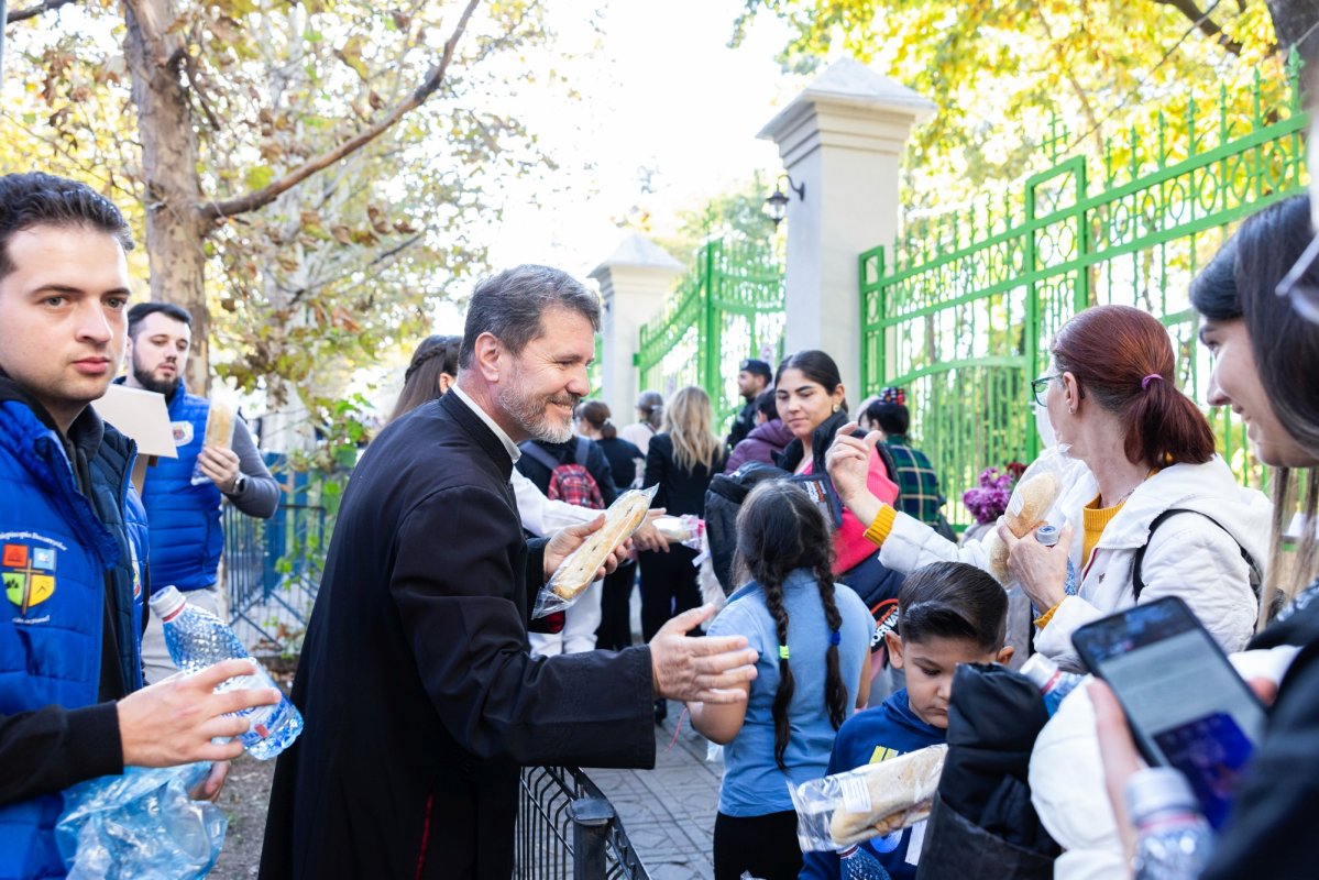 Primele pachete cu hrană pentru pelerinii prezenți pe Colina Bucuriei 345572