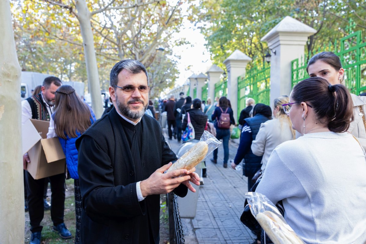 Primele pachete cu hrană pentru pelerinii prezenți pe Colina Bucuriei 345573