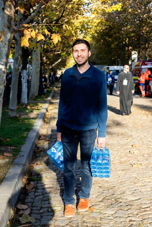 Primele pachete cu hrană pentru pelerinii prezenți pe Colina Bucuriei 345575