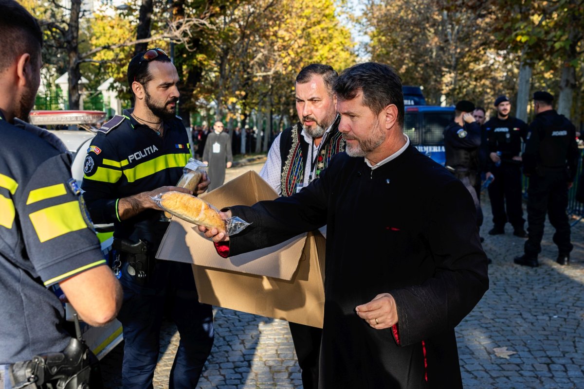 Primele pachete cu hrană pentru pelerinii prezenți pe Colina Bucuriei 345576