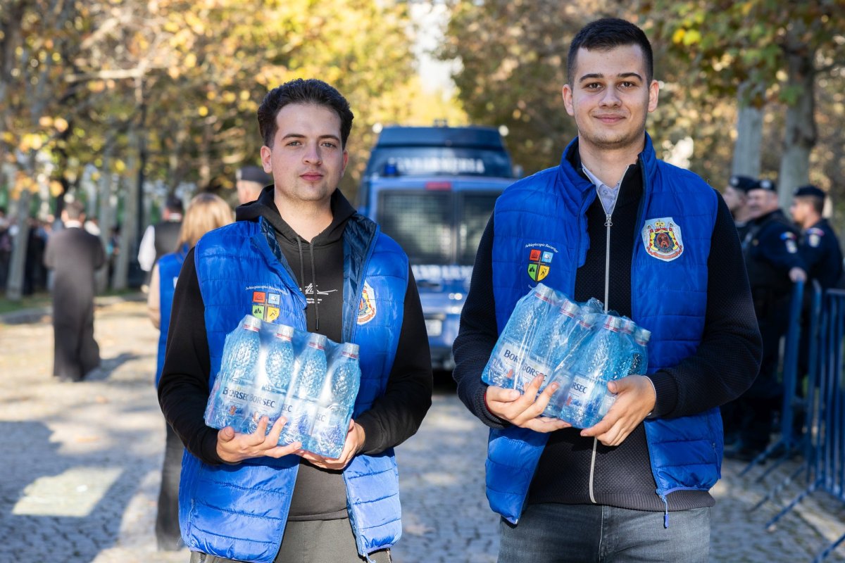 Primele pachete cu hrană pentru pelerinii prezenți pe Colina Bucuriei 345577