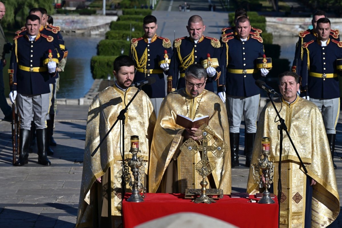 Ceremonie militară și religioasă în Parcul Carol I de Ziua Armatei Române 345778