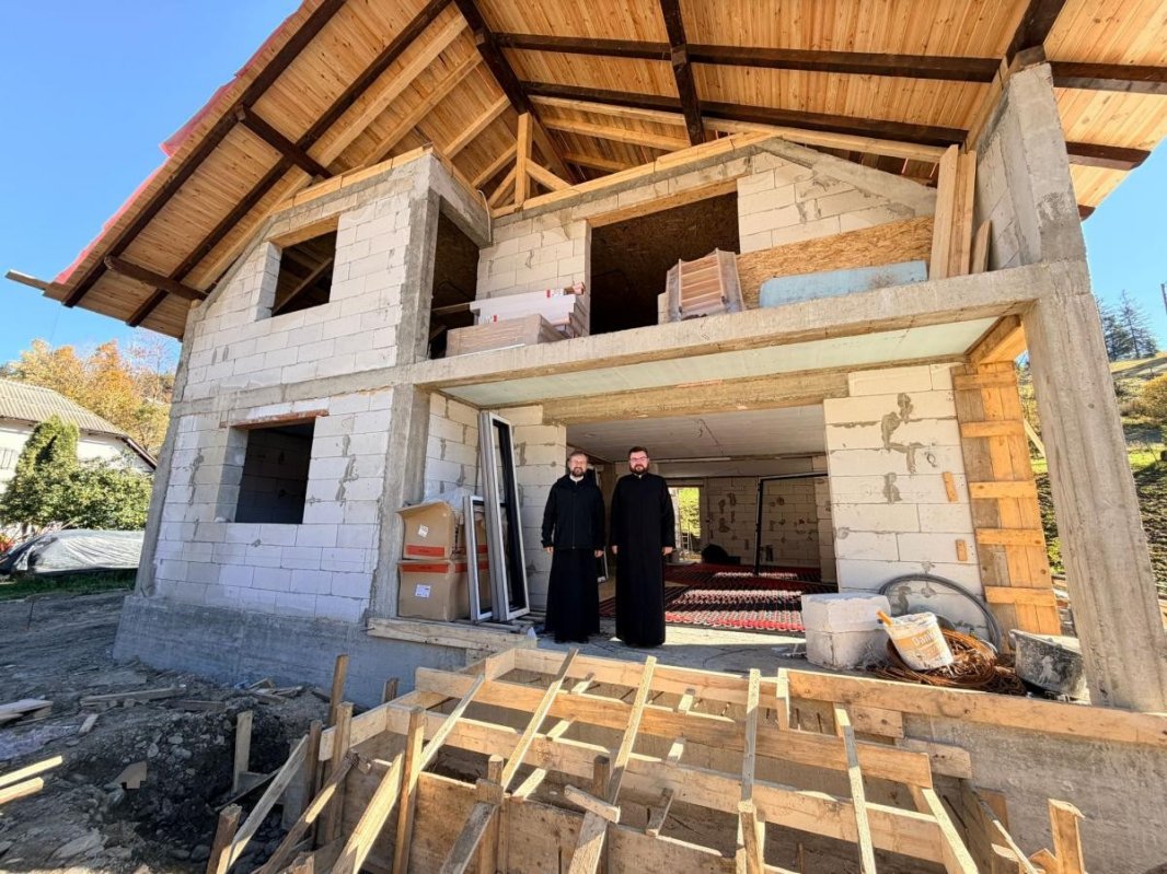 Arhiepiscopia Romanului și Bacăului sprijină construirea caselor din Broșteni 346299