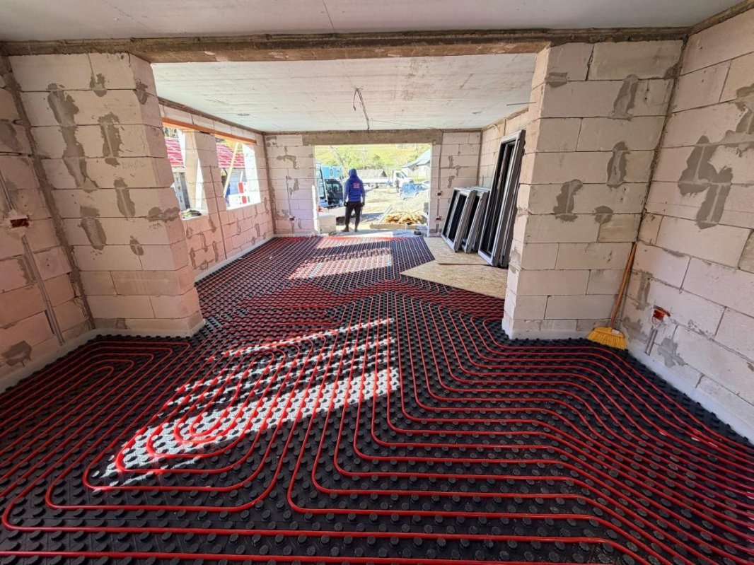 Arhiepiscopia Romanului și Bacăului sprijină construirea caselor din Broșteni 346300