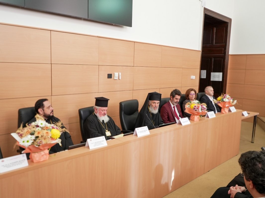 Întrunirea „Colegiului Decanilor” - cooperare academică pentru intensificarea misiunii învățământului teologic ortodox universitar  346869