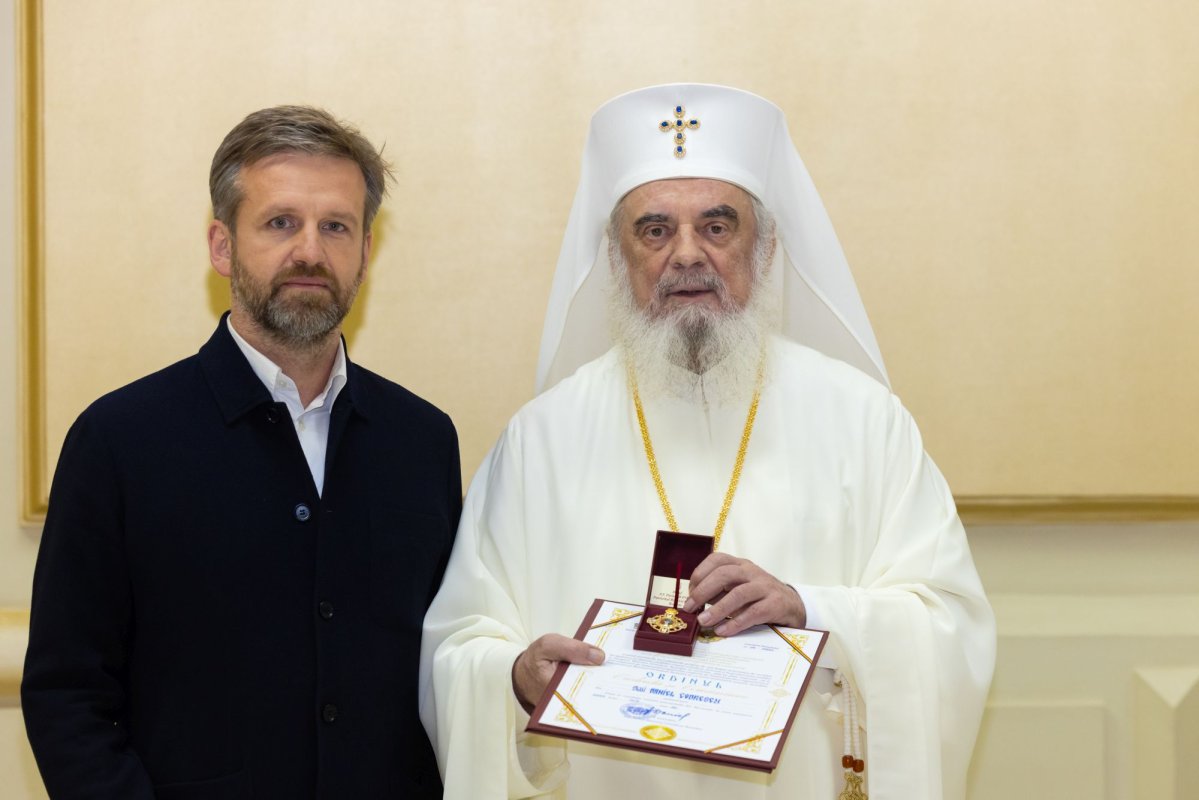 Luminoasă răsplătire pentru ostenitorii sfințirii picturii Catedralei Naționale 347135