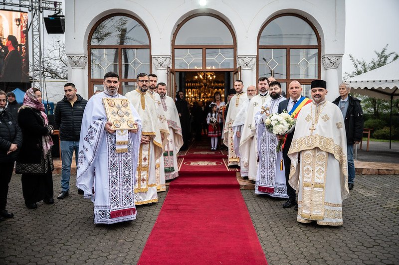 Raclă nouă pentru moaștele sfântului ocrotitor al Parohiei Afumați 2 347376