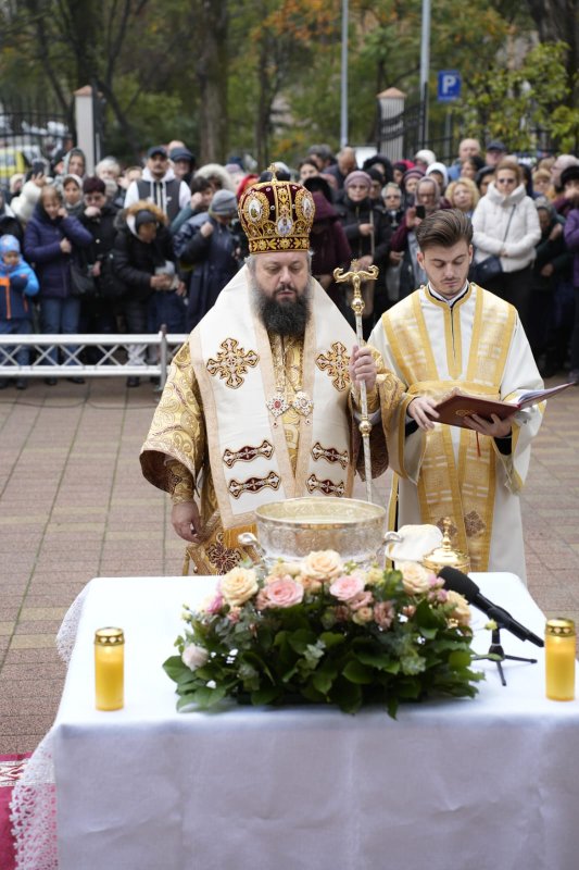 Sfințirea bisericii Parohiei „Tuturor Sfinților Români” din Capitală 347398