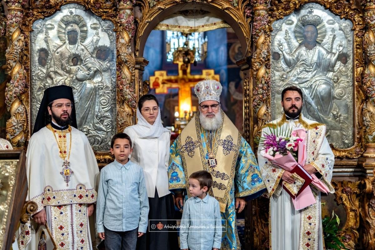 Pomenirea Sfinților Arhangheli Mihail și Gavriil la catedrala din Roman 347534