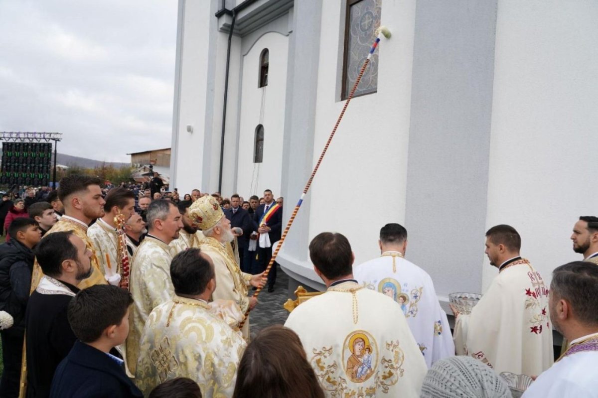 Sfințirea „catedralei” municipiului Moreni 347539