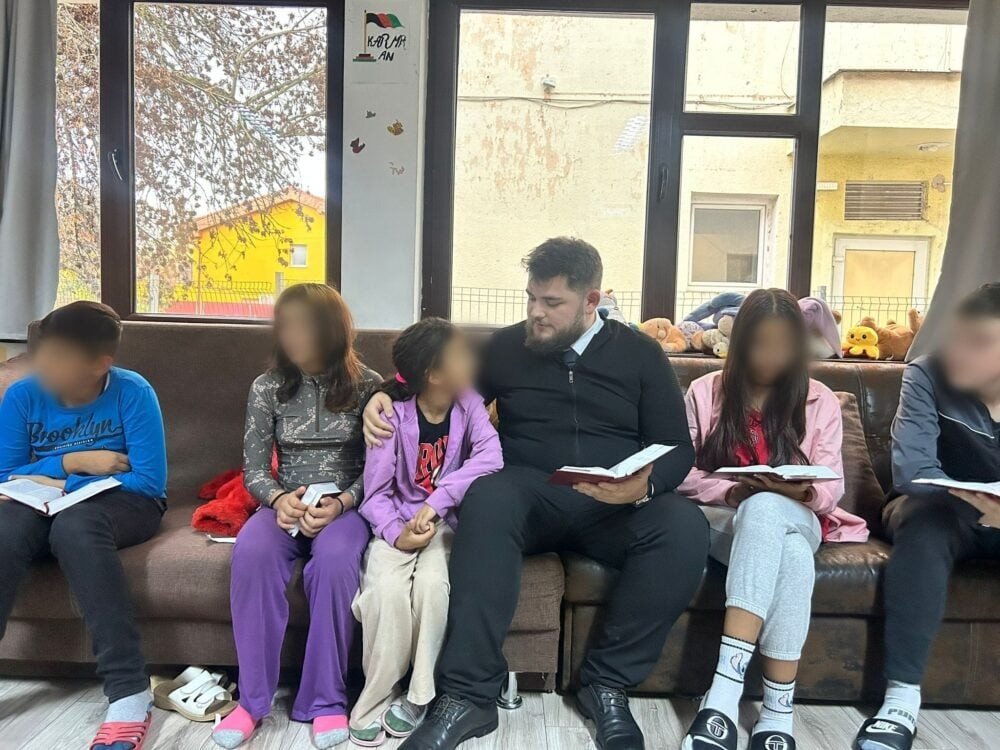 ASCOR Arad a dăruit 100 de Biblii copiilor și tinerilor din medii defavorizate 347994