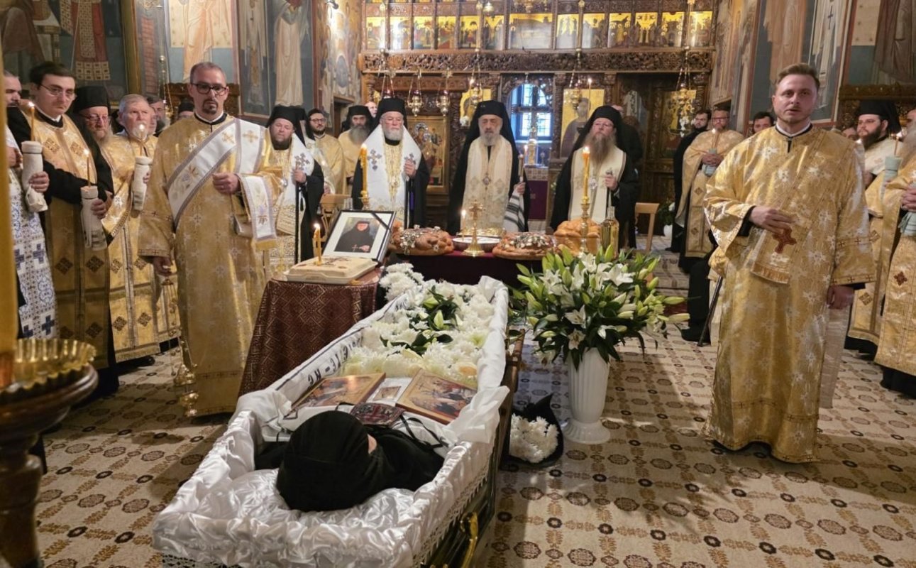 Înmormântarea maicii Ierusalima Ghibu la Mănăstirea Râmeț 348212