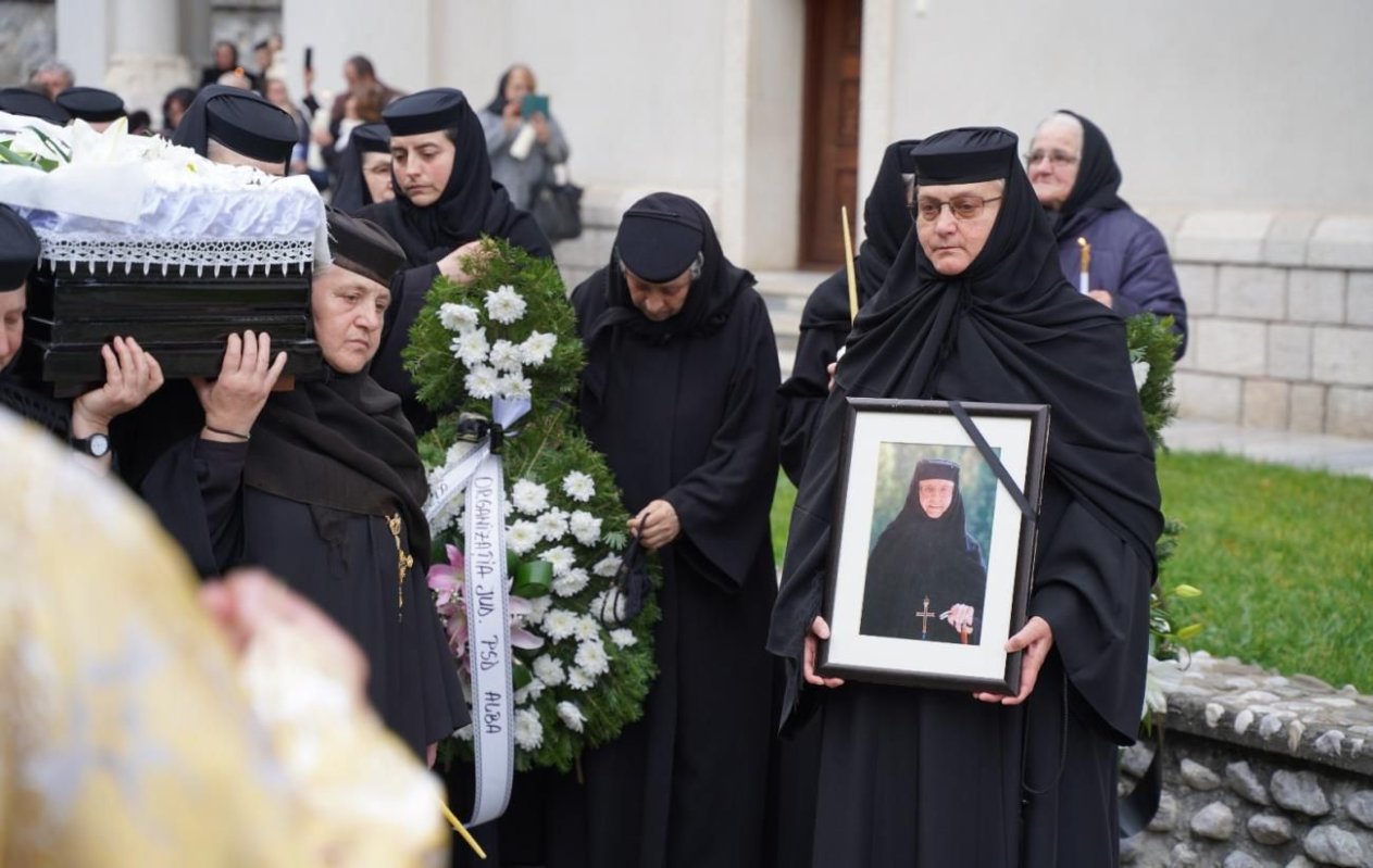 Înmormântarea maicii Ierusalima Ghibu la Mănăstirea Râmeț 348216