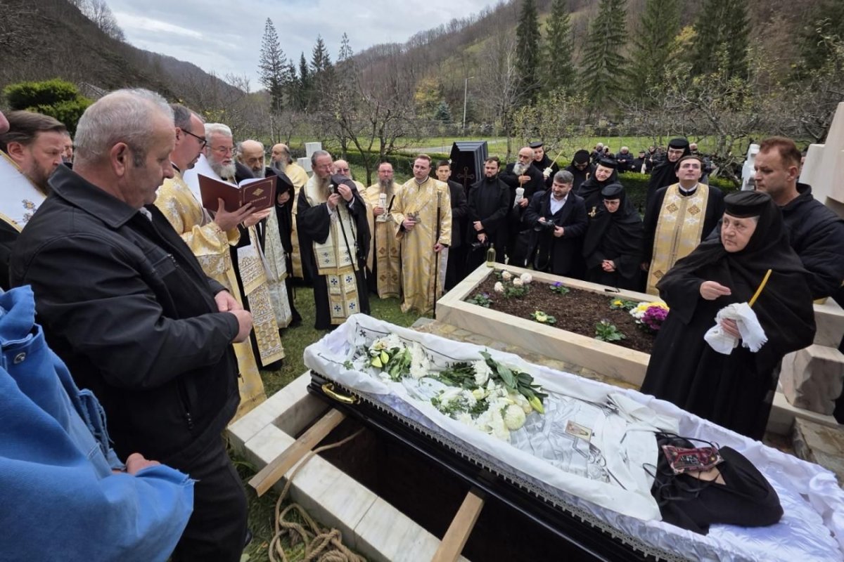 Înmormântarea maicii Ierusalima Ghibu la Mănăstirea Râmeț 348219