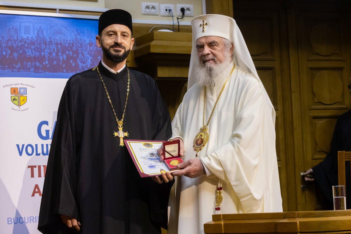 Peste 600 de voluntari premiați în Aula Magna „Teoctist Patriarhul” 348302