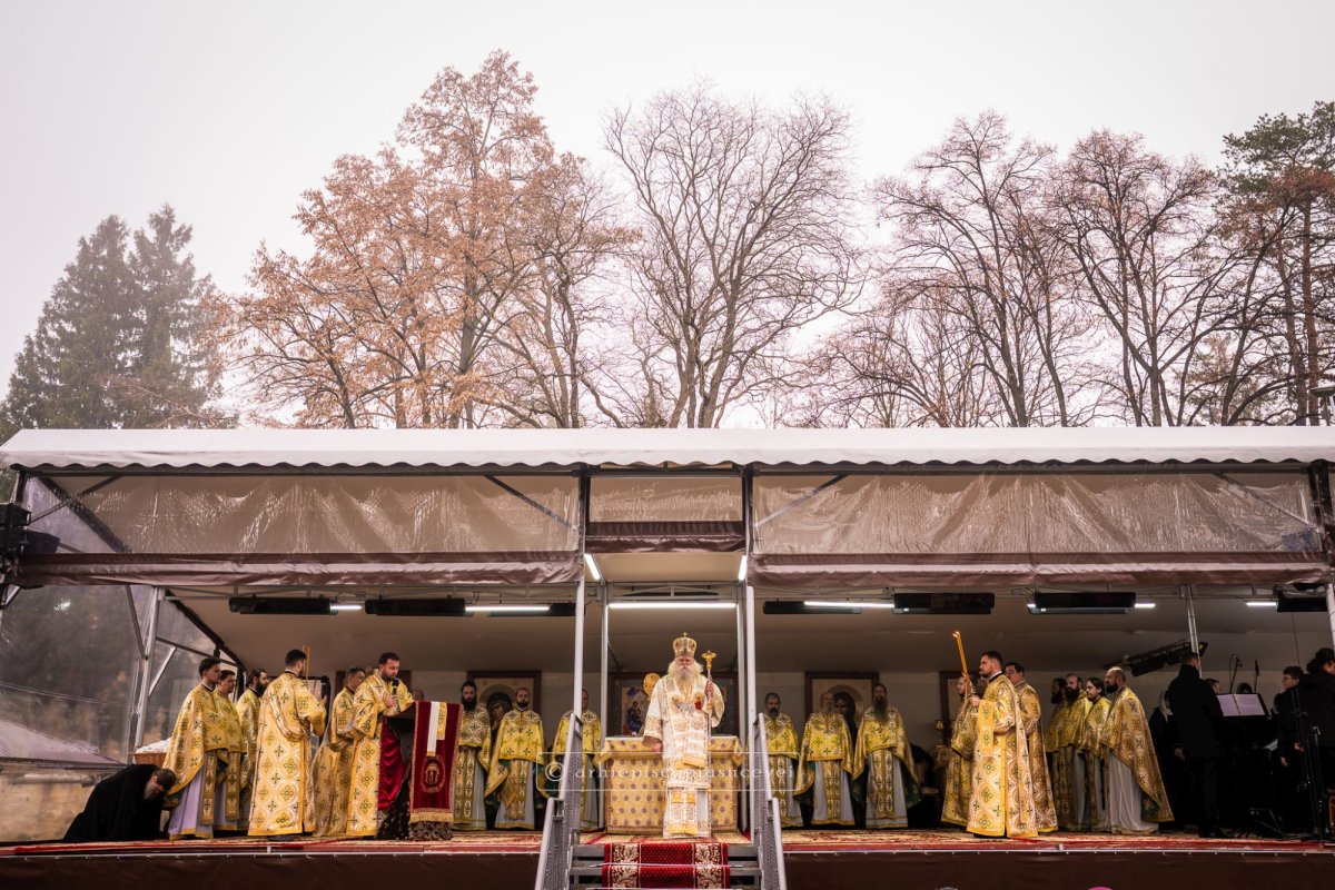 Slujire arhierească la Catedrala din Suceava 348230