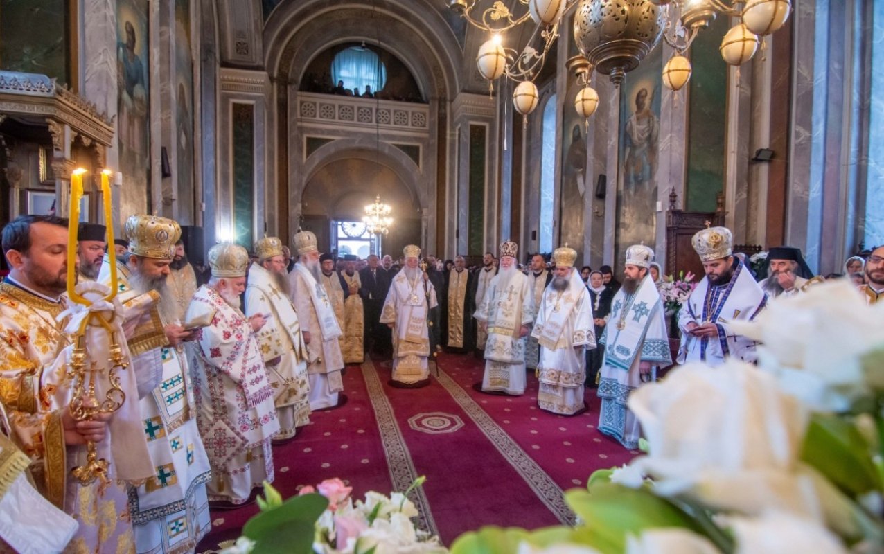 Mulțime de credincioși sub ocrotirea Sfântului Grigorie Decapolitul 348566