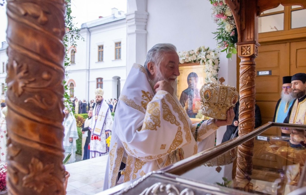 Mulțime de credincioși sub ocrotirea Sfântului Grigorie Decapolitul 348567