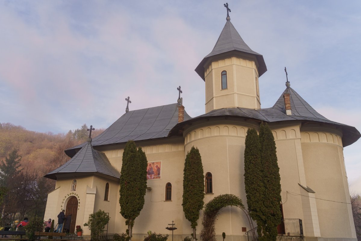 Rugăciune și binecuvântare arhierească la hramul Mănăstirii Peștera 348578