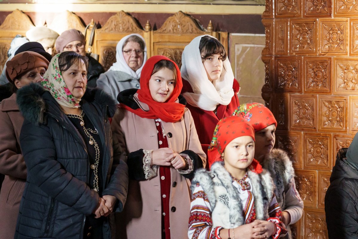 Rugăciune și binecuvântare arhierească la hramul Mănăstirii Peștera 348579