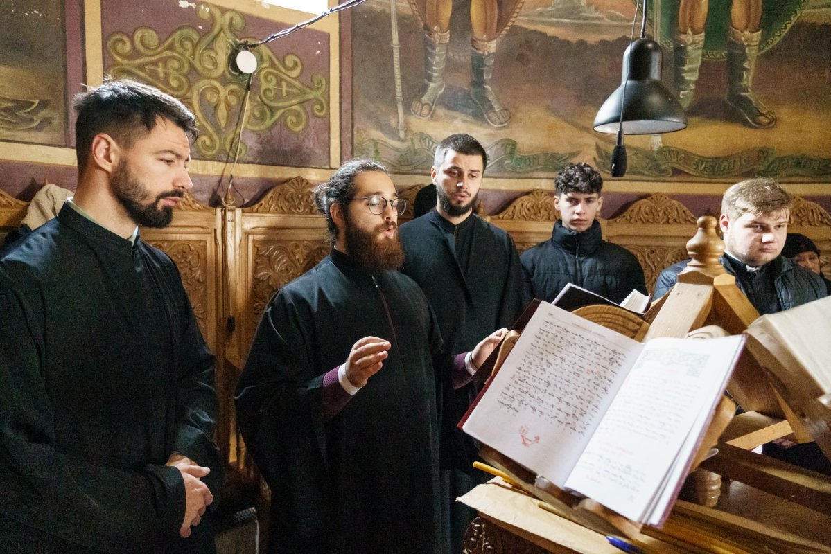 Rugăciune și binecuvântare arhierească la hramul Mănăstirii Peștera 348582