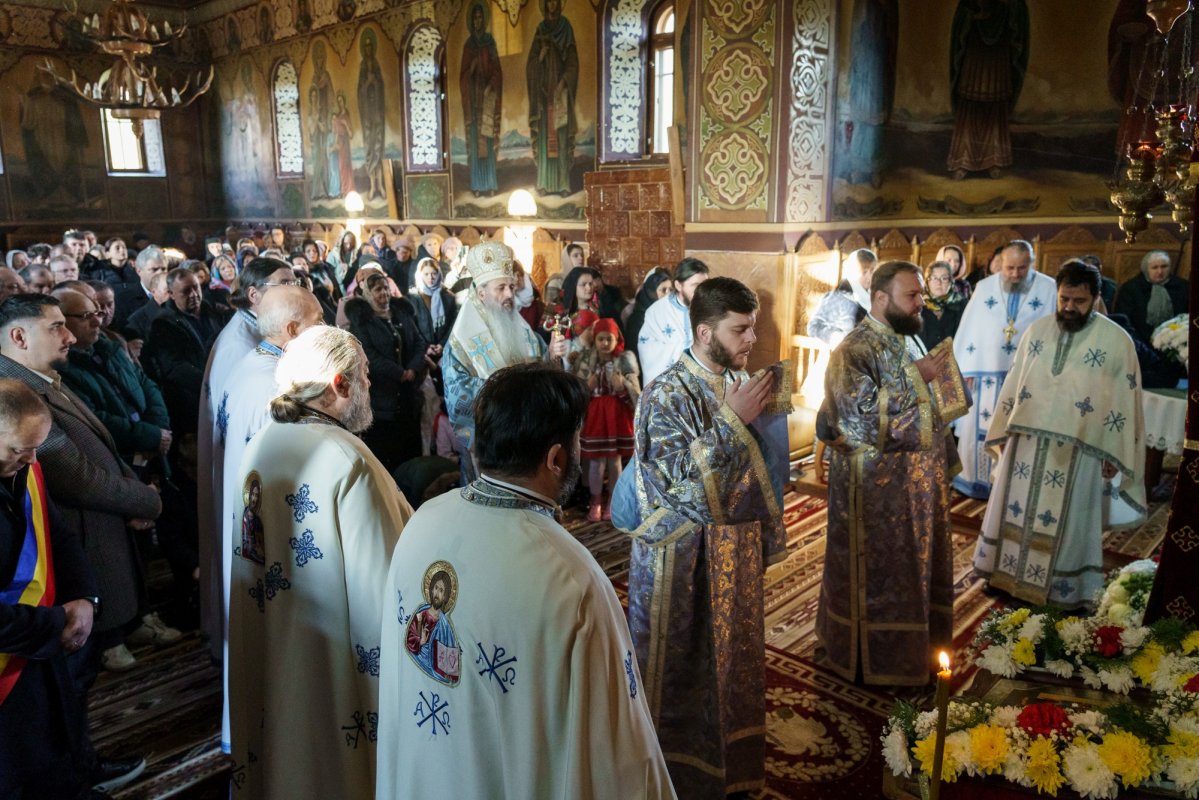 Rugăciune și binecuvântare arhierească la hramul Mănăstirii Peștera 348583