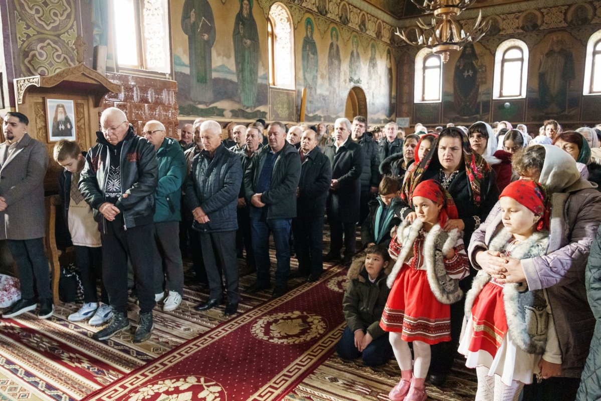 Rugăciune și binecuvântare arhierească la hramul Mănăstirii Peștera 348587