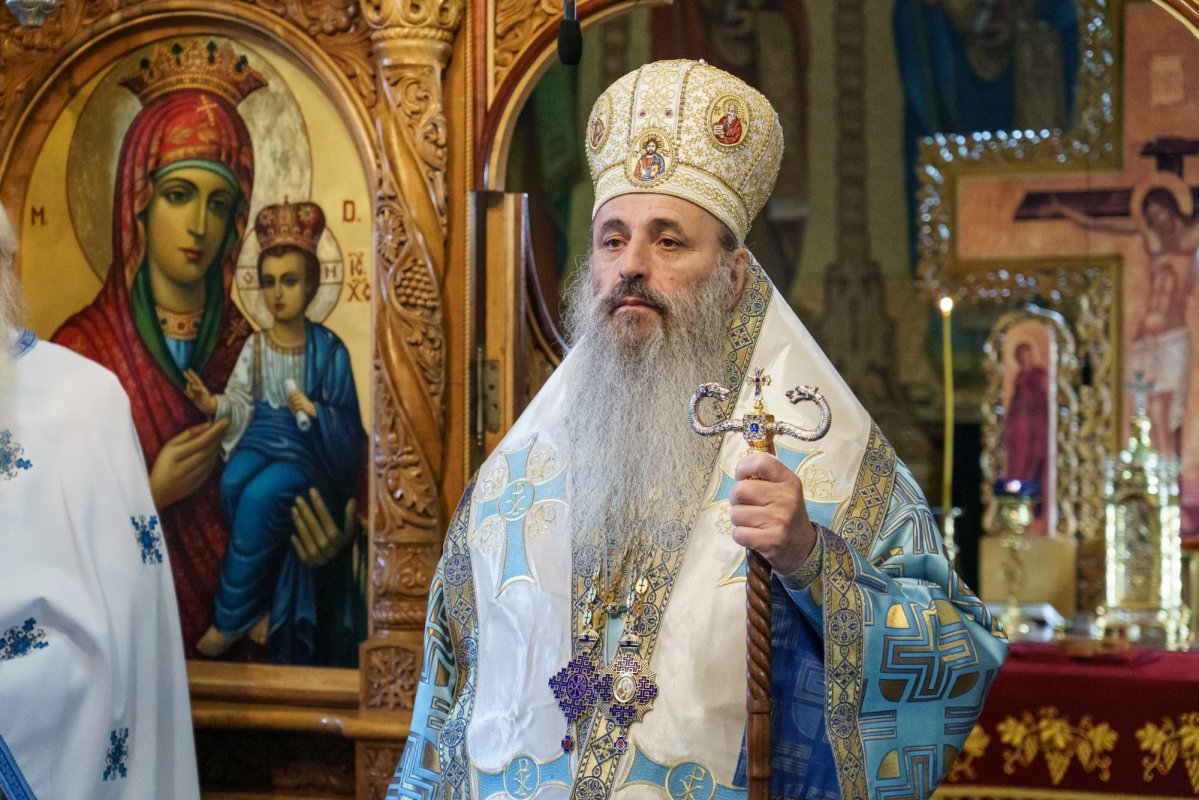 Rugăciune și binecuvântare arhierească la hramul Mănăstirii Peștera 348589