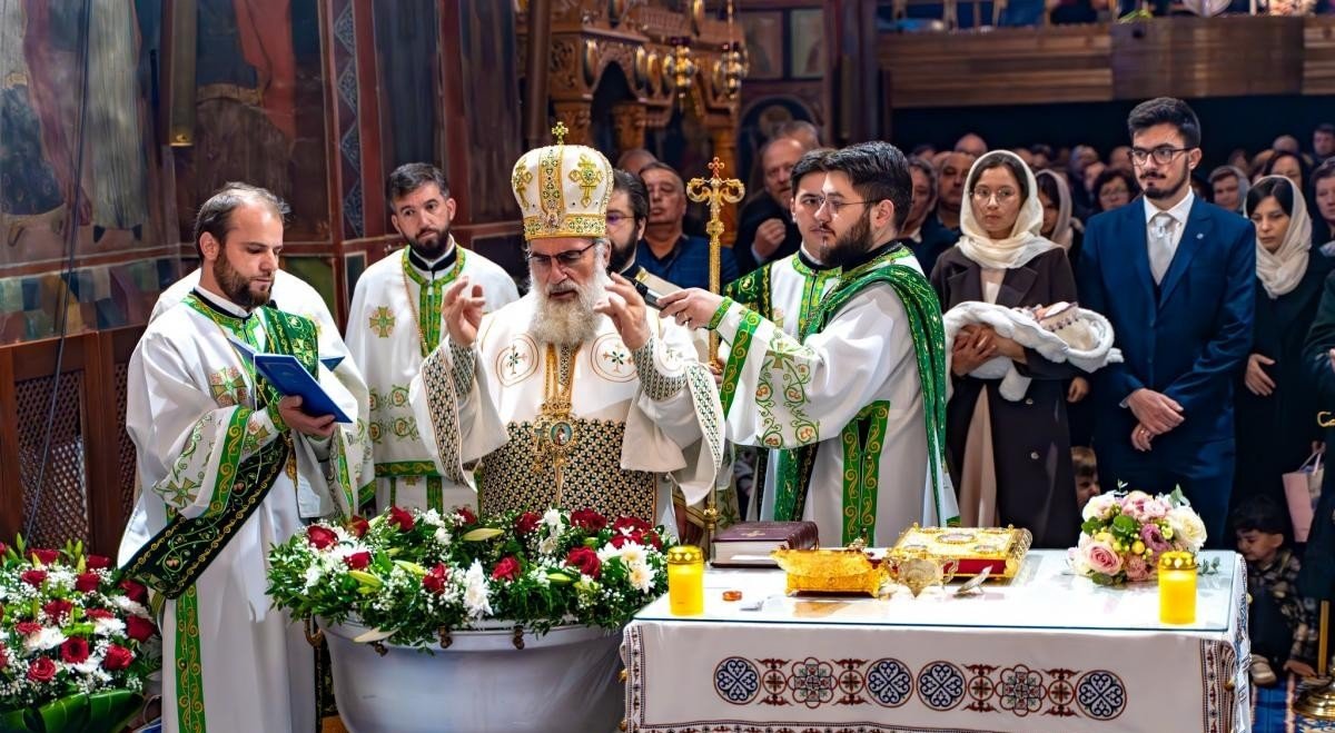 Sfânta Liturghie baptismală la Catedrala „Sfânta Cuvioasă Parascheva” din Roman 348805