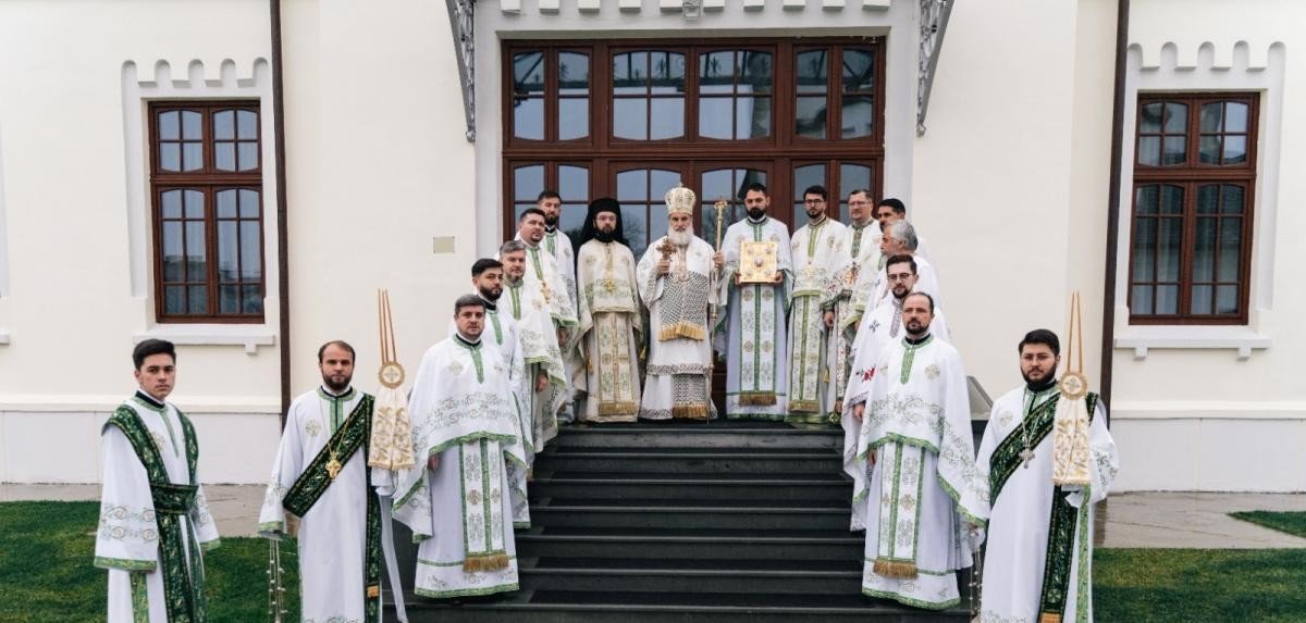 Sfânta Liturghie baptismală la Catedrala „Sfânta Cuvioasă Parascheva” din Roman 348806