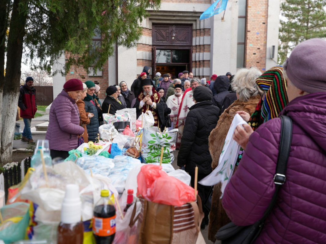 Filantropie la hramul unei biserici din Galaţi 348938
