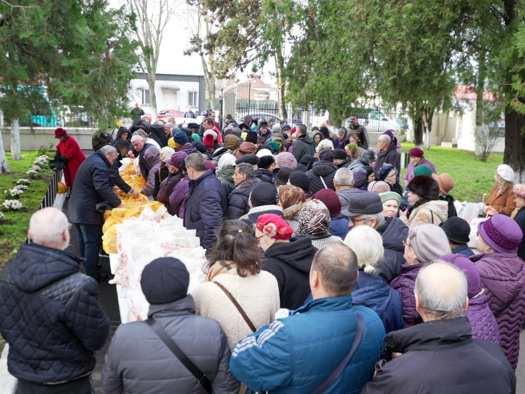 Filantropie la hramul unei biserici din Galaţi 348939