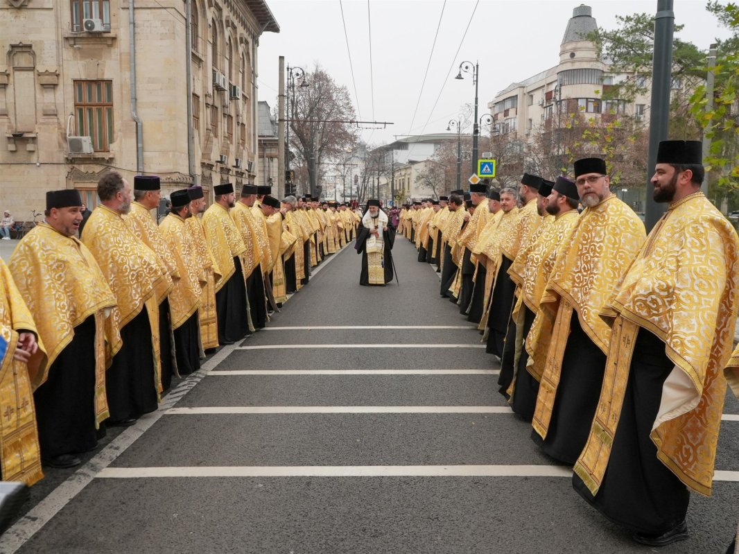 Procesiunea „Călători pe cărările sfinţilor” la Galaţi 349165