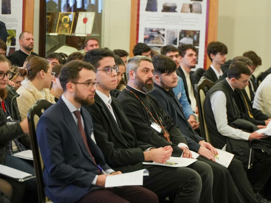 Simpozion interseminarial şi expoziţie la Muzeul eparhial din Galaţi 349174