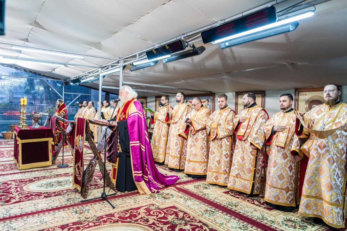 Taina Sfântului Maslu de obște, săvârșită de cei doi ierarhi ai Arhiepiscopiei Sucevei și Rădăuților 349527